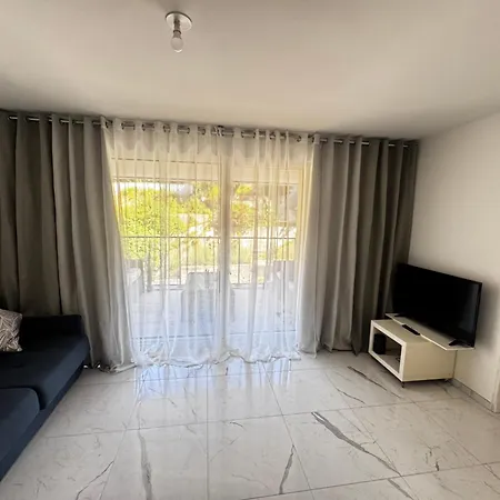 Luxueux Climatise Avec Piscine & Parking *