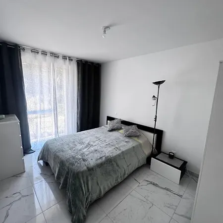 Luxueux Climatise Avec Piscine & Parking *