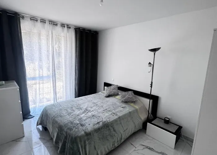 Luxueux Climatise Avec Piscine & Parking *